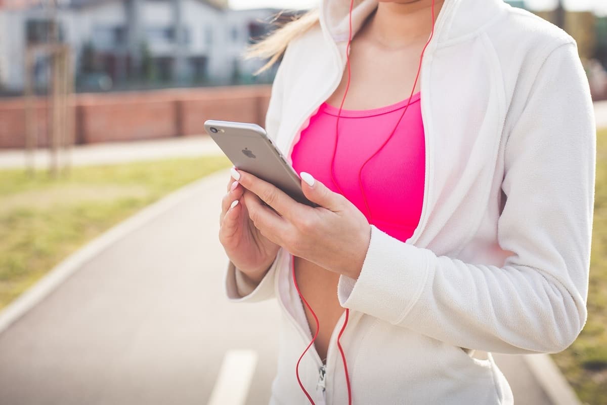 Woman listening to podcast for exercising